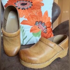 DANSKO HONEY LEATHER CLOGS 39 VGUC